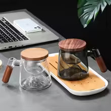 Teekanne mit Holzgriff und Filter