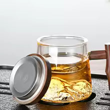 Teekanne mit Holzgriff und Filter