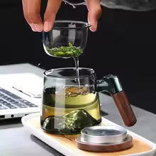 Teekanne mit Holzgriff und Filter