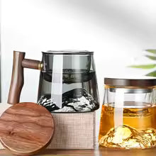 Teekanne mit Holzgriff und Filter